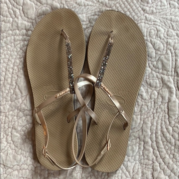 Havaianas Shoes - EUC Havaianas gold flip flops.